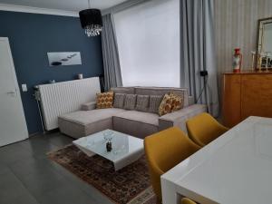 布鲁塞尔Magnifique appartement- Brussels expo Laeken的客厅配有沙发和桌子