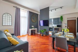 米兰Milano City Apartments - Luxury Apartment in Porta Venezia的带沙发的客厅和用餐室