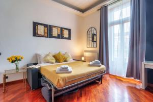 米兰Milano City Apartments - Luxury Apartment in Porta Venezia的一间卧室设有一张床和一个大窗户