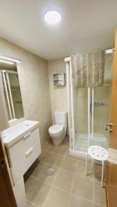 巴罗德亚尼斯Apartamento Playa de Barro的浴室配有卫生间、盥洗盆和淋浴。