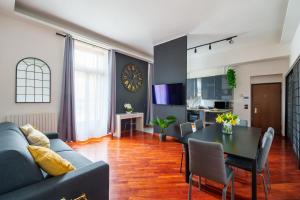 米兰Milano City Apartments - Luxury Apartment in Porta Venezia的客厅配有蓝色的沙发和桌子