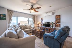 奥科塔尔Corona del Mar #6的客厅配有两张沙发和一台电视机