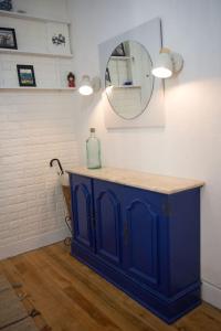 格尔尼卡Apartamento acogedor en pleno corazón de Urdaibai的浴室设有蓝色橱柜和镜子