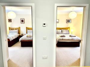 奥克尼Central Spacious 2 Bed 2 Bath, Free WiFi & Parking, Park View的配有2张床的客房内的镜子