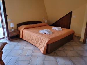 LenolaALLOGGIO TURISTICO MAGNIFICO ALESSANDRO VALLE BERNARDO 04025 LENOLA LT CIR 19063 nei pressi di 04022 FONDI LT的一间卧室配有一张床,上面有两条毛巾