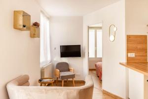 图尔Maison tourangelle chic & cosy avec cour的客厅配有沙发和椅子