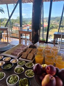 马坦萨斯Lodge Los Bosques的餐桌,带食物和橙汁杯