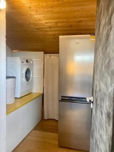 托农莱班Charmant Appartement Pop - Arty的小厨房配有冰箱和微波炉。