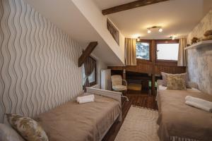 佩奇Hilltop Wellness Villa-big garden, sauna, hot tube的一间卧室,配有两张床