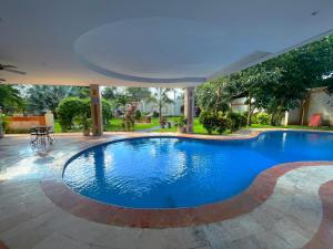 梅里达Hotel Palacio Maya的度假村别墅内的游泳池