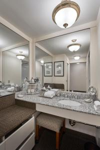格林斯伯勒O.Henry Hotel的一间带两个盥洗盆和大镜子的浴室
