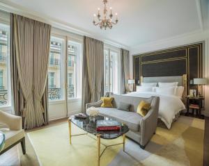 巴黎巴黎瑰丽酒店的一间卧室配有一张床、一张沙发和一张桌子
