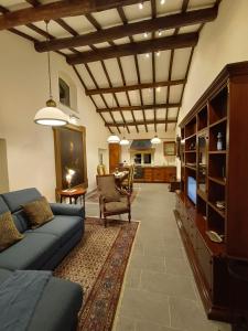 韦特拉拉Il Rifugio del Vescovo的客厅配有蓝色的沙发和电视