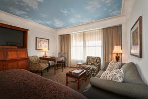 格林斯伯勒O.Henry Hotel的酒店客房设有床和客厅。