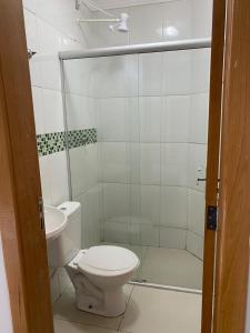 戈亚尼亚HOTEL E POUSADA VILLA D' MARI的一间带卫生间和淋浴的浴室