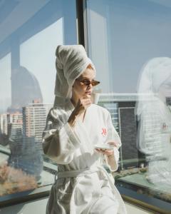 圣地亚哥圣地亚哥万豪酒店 的窗前身穿白色衣服的女人
