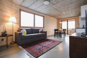 卢斯特瑙BOUTIQUE APARTMENTS LUSTENAU Nachhaltige Kühlung über Erdsonde und Fussbodenkühlung的客厅配有沙发和桌子