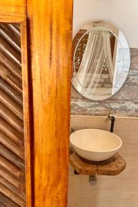 帕洛米诺Posada Gallinas的一间带水槽和镜子的浴室