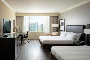圣地亚哥圣地亚哥万豪酒店 的酒店客房配有两张床和一张书桌