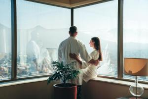 圣地亚哥圣地亚哥万豪酒店 的站在窗前的男人和女人