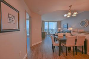 默特尔比奇Huge Ocean Front Condo, Amazing Views的用餐室以及带桌椅的起居室。