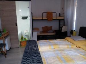 Horvátzsidány科什葛亚丽酒店的一间卧室配有两张床和一张双层床。