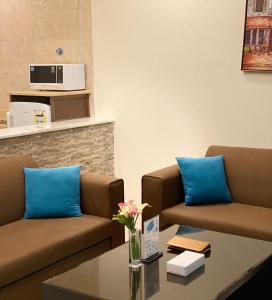 艾卜哈Samaa Eva Resort的一间设有两张沙发和一张茶几的等候室