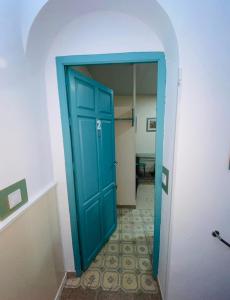 埃希哈LA CASA MIRADOR DE ÉCIJA的走廊里的一个蓝色门