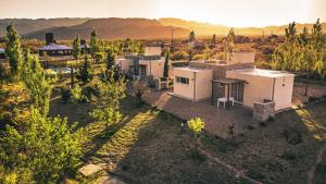 格兰德山谷Cabañas EcoNature的沙漠中房屋的空中景观