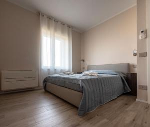维罗纳自由镇CASA TERMINEL的一间卧室设有一张床和一个大窗户