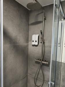 奥利瓦Apartamento con VISTAS AL MAR的浴室内配有淋浴和头顶淋浴