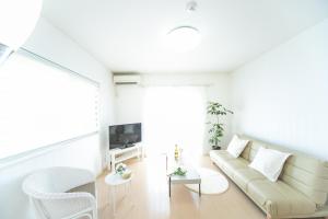 四日市Yokkaichi - House - Vacation STAY 68949v的带沙发和电视的白色客厅