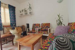OuidahMaison fleurie Ouidah的带沙发和咖啡桌的客厅