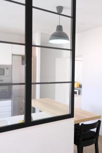 哈恩AOVE Suite的厨房配有木桌和窗户。