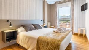 欧德鲁佐阿布里尔9号旅馆的一间卧室设有一张大床和一个大窗户