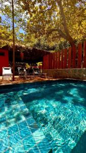 皮帕Pousada Pipa Soul的庭院里的一个蓝色海水大型游泳池