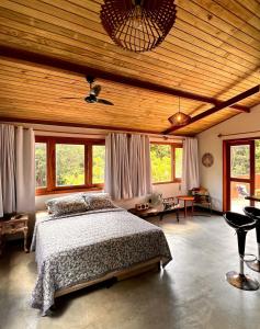 皮帕Pousada Pipa Soul的一间卧室设有一张床和木制天花板