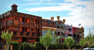 圣蓬萨海盗村酒店的一座橙色的建筑,旁边涂有涂鸦