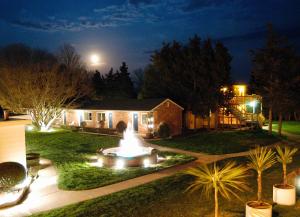 韦斯特利Breezeway Resort的一座房子,晚上在院子里有一个喷泉