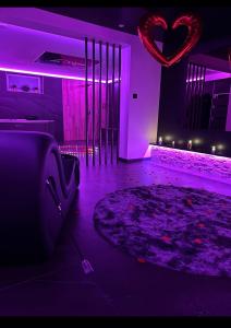 梅斯Loveroom Metz Spa Privatif的一间设有心球的紫色房间