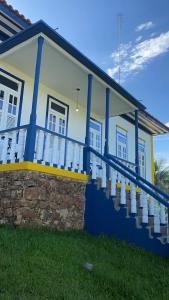 Astolfo DutraPousada Usina Paraíso的蓝色和白色的房子设有阳台