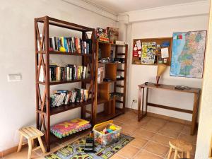 奥利维拉多霍斯比托A comfortable rural space in beautiful gardens的书架上书架的房间