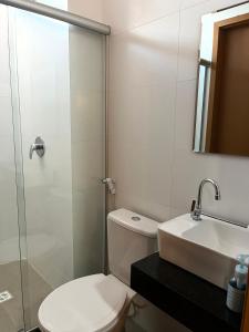 伊波茹卡Apartamento com piscina no Condominio Maraca2的浴室配有卫生间、盥洗盆和淋浴。