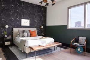 新奥尔良Roami at The Brandywine的一间卧室配有床和星光黑色墙壁