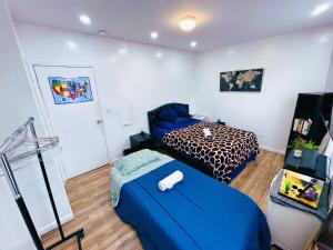 皇后区Big Bedroom Best Location ! - Free Parking and first floor的一间卧室配有两张床和蓝色毯子
