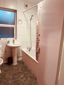 伦敦03 Bedroom Apartment-Self Check in的一间带水槽、浴缸和卫生间的浴室