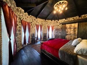 危地马拉安地瓜Villas Gasconia的一间设有红色床的卧室,位于带窗户的房间内