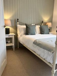 伊尔克利Wellington Cottage的一间卧室配有一张带蓝色和白色枕头的床