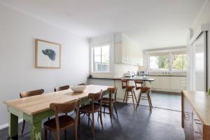 沃纳姆堡Ellenora的白色的厨房配有木桌和椅子