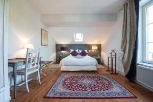 萨利耶德贝阿尔恩霍特比斯别墅的一间卧室配有一张床、一张桌子和一张书桌